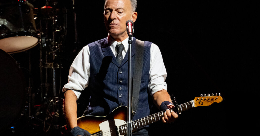 Springsteen, in England, Blasts Trump Administration as ‘Treasonous’